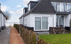 Bovenappartement Paviljoenwei 12, Offingawier